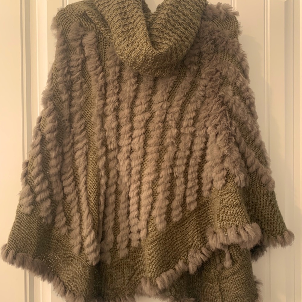 BEAUTIFUL Fuzzy fur shawl cape poncho